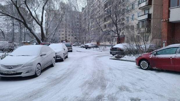 Заснеженные тротуары и дороги: снегопад в Петербурге затруднил движение пешеходов и транспорта
