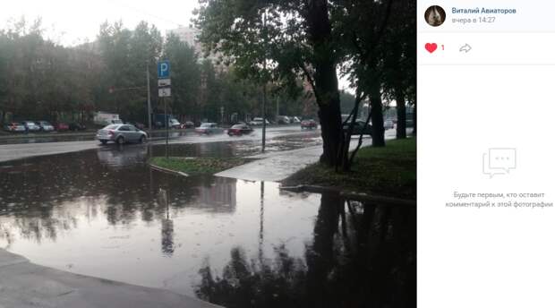 Во дворе дома на Полярной ликвидировали подтопление