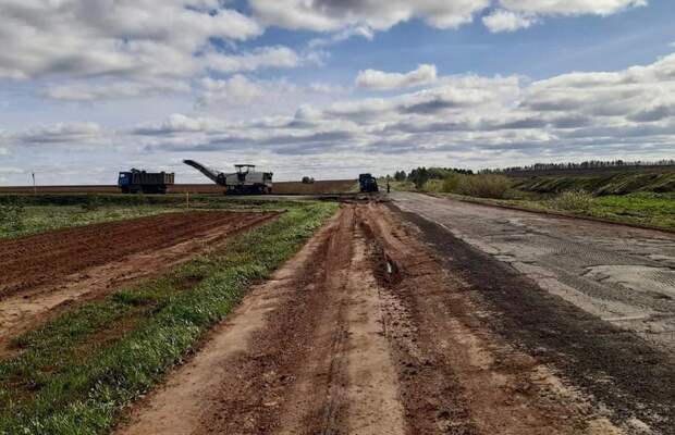 В Алнашском районе приступили к ремонту пограничной дороги с Татарстаном