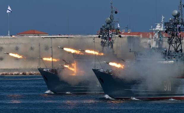 На фото: военная техника во время парада в честь Дня Военно-морского флота России