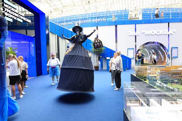 Фигура чумного доктора на фестивальной площадке в Гостином Дворе. Фото: Григорий Матвеев