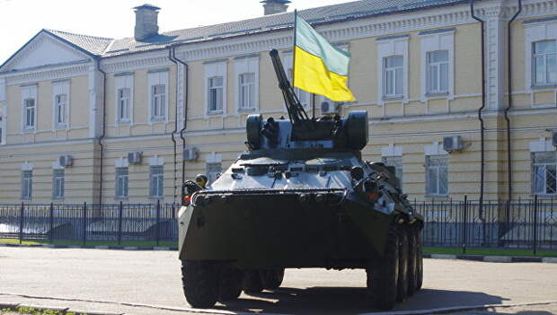 БТР у мемориального комплекса Украина во Второй мировой войне. Киев, Украина БТР у мемориального комплекса Украина во Второй мировой войне. Киев, Украина