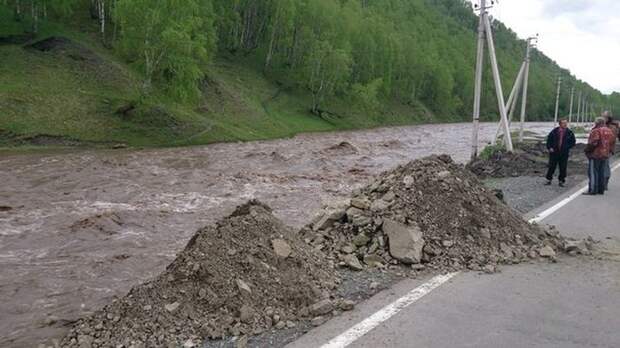 Наводнение в Алтае принесло в поселок балистическую ракету (5 фото)