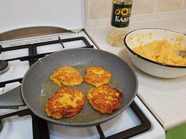 Оранжевые оладушки от бабушки. Только тыква, яйца и мука - просто и вкусно