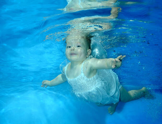 mladentu Плавающие под водой младенцы