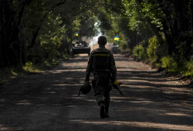 Бойцы ВСУ пожаловались на воровство личных денег и телефонов