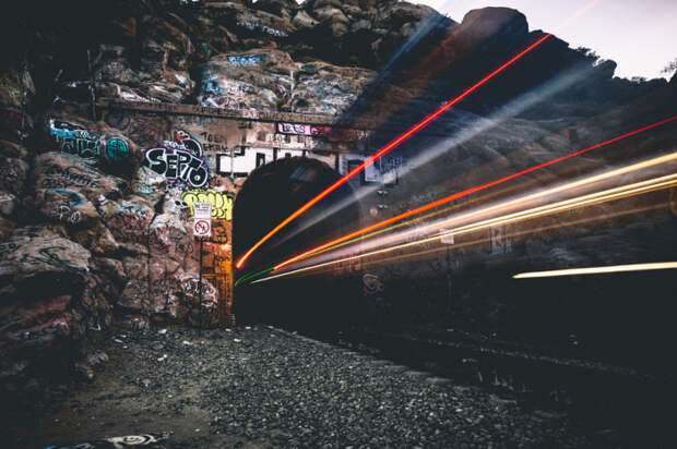 Свет уходящего поезда. Автор фотографии: Райан Миллер (Ryan Millier).