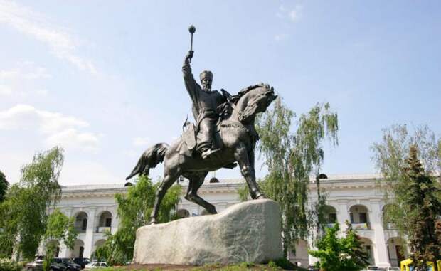 На фото: памятник гетману Сагайдачному в Киеве