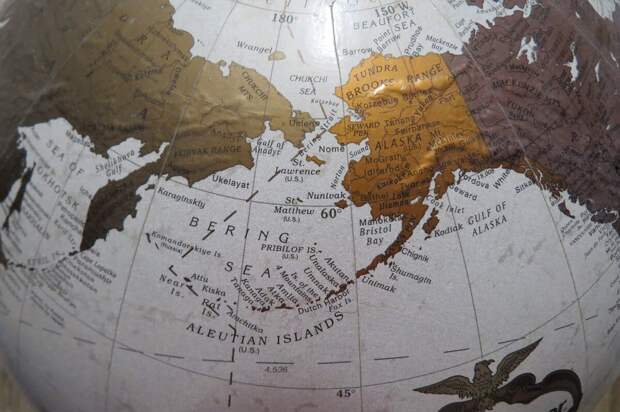 Расположение Аляски надо смотреть только на глобусе, чтобы понять её пользу для США, но смотрели американские политики, наверное, только на плоскую карту и не могли понять, зачем им эта Аляска. Фото и глобус автора. 