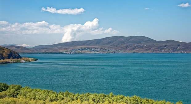 Зачем уровень озера Севан в Армении понизили на 40 метров, и к чему это привело 