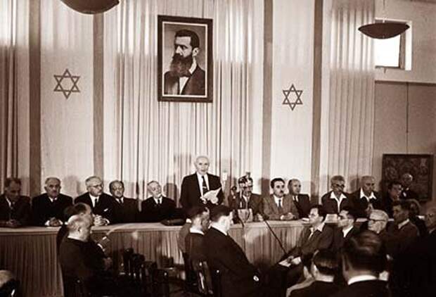 Бен-Гурион провозглашает независимость Израиля 14 мая 1948 года. /фото реставрировано мной, изображение взято из открытых источников/