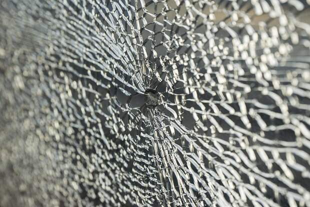 Обломки дрона рухнули рядом с жилым домом в российском городе