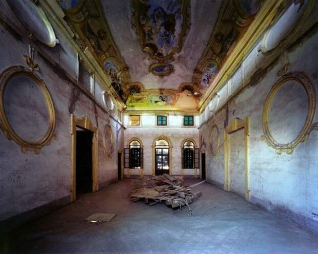 Следы великолепия заброшенных итальянских вилл в фотографиях Томаса Джориона