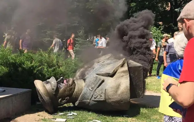 Украина-2022: «победили» Жукова — тросом за шею...