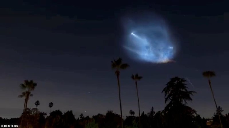 При запуске вокруг ракеты появилось необычное свечение Falcon 9, space x, ynews, Илон Маск, запуск, космос, наука, ракета-носитель