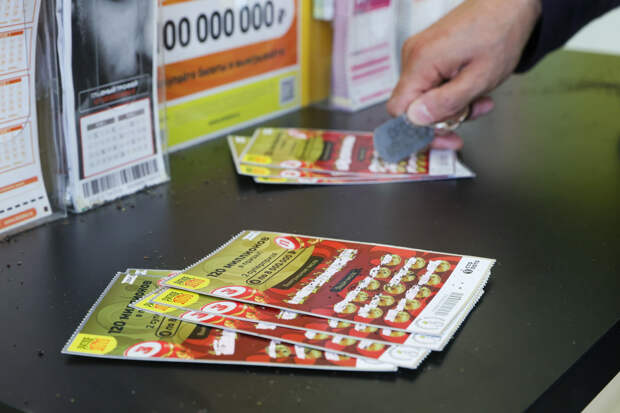 Трое жителей одного российского города не забрали выигранные полмиллиарда