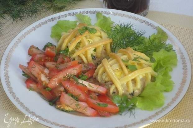 Подавайте со свежей зеленью и овощами.