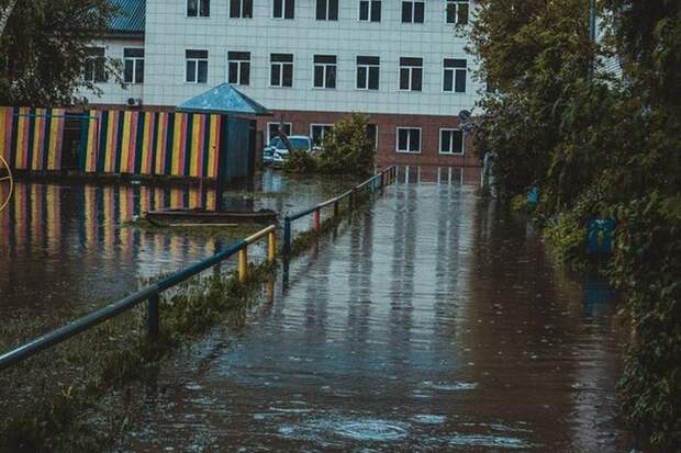 Наводнение в Алтае принесло в поселок балистическую ракету (5 фото)