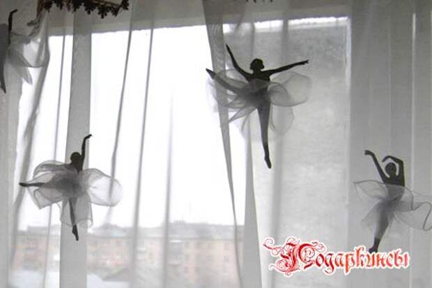 балерины на окне в пачках из фатина