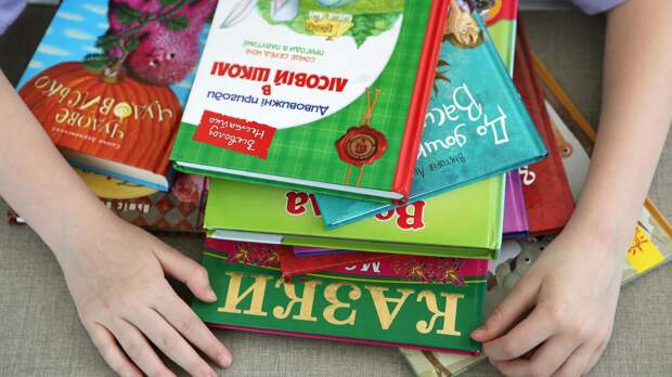 "Рылись в нижнем белье". Русофобные порядки школ Украины дошли до абсурда