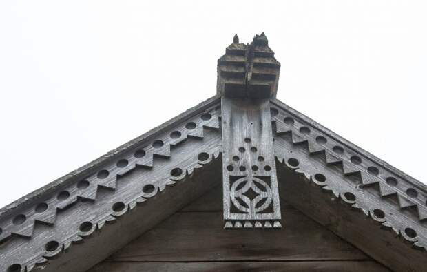 На любой деревянной церкви в Карелии можно увидеть сложную деревянную резьбу.
