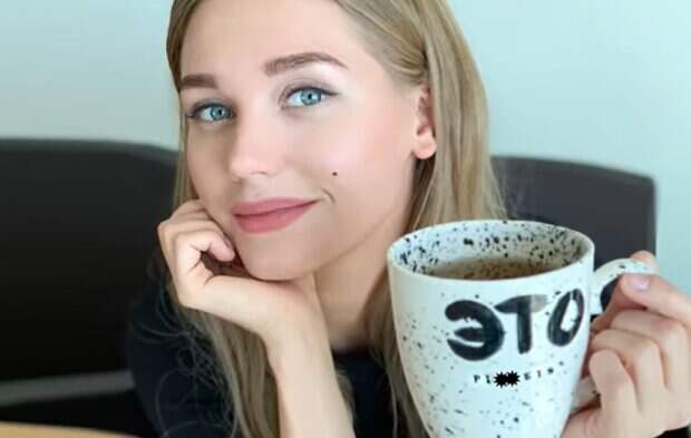 Кристина Асмус развлекается в компании чужого мужчины. Еще и с короной на голове