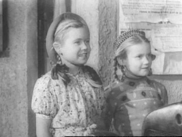 Елена Чайковская (справа) в фильме "Счастливый рейс" (1949)