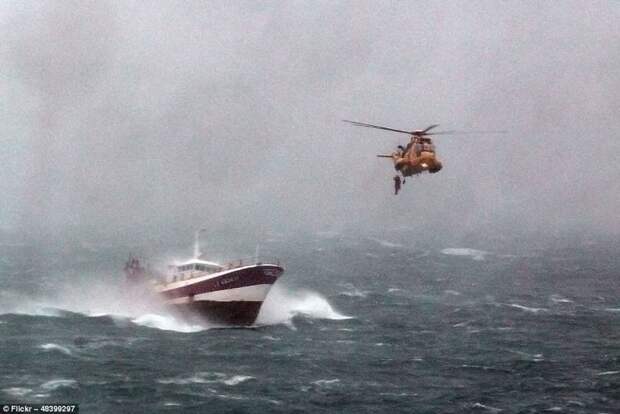 Военные спасатели идут на помощь французам, чей корабль сильно поврежден штормом буря, корабли, море, океан, стихия, суда, фото, шторм