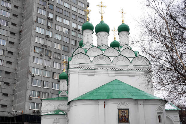 Священник в Москве избил прихожан из-за фото иконостаса