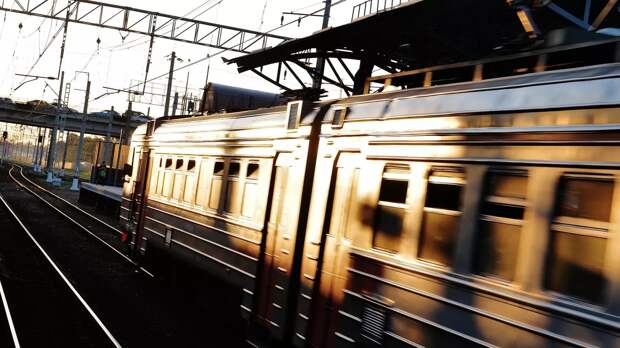 Поезд сбил насмерть четырех человек на станции МЖД «Маленковская» — источник