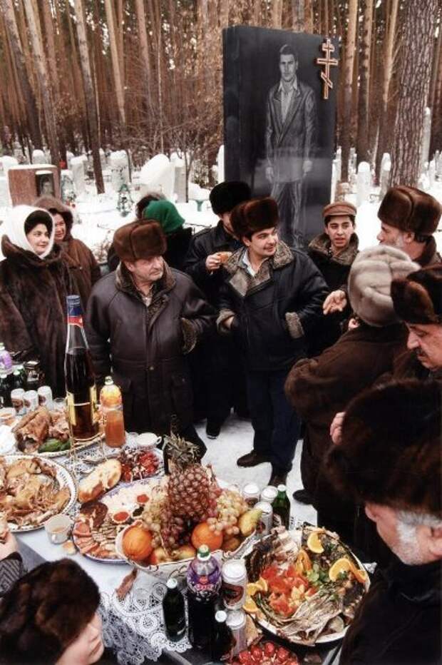 Поминки на кладбище. Евгений Кондаков, 1989 - 1993 год, из архива МАММ/МДФ.