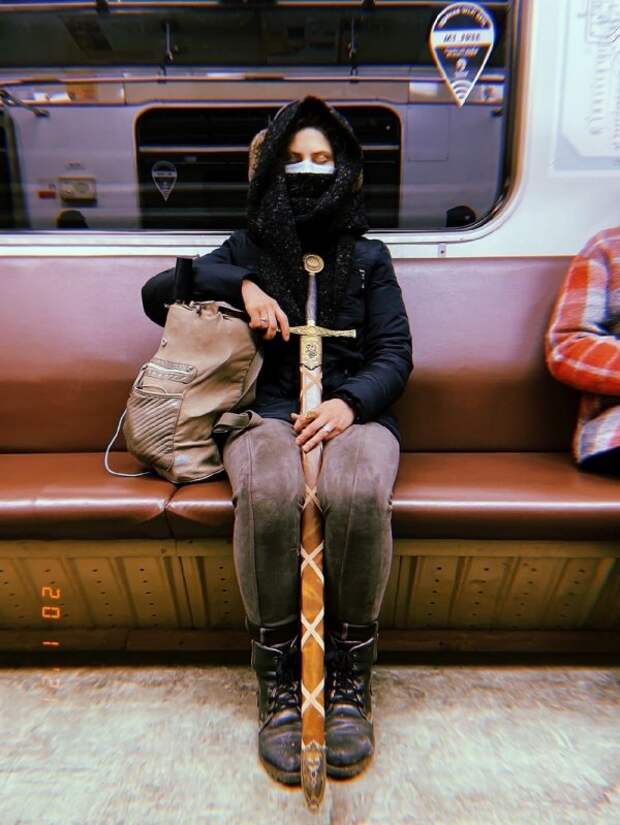 девушка с мечом