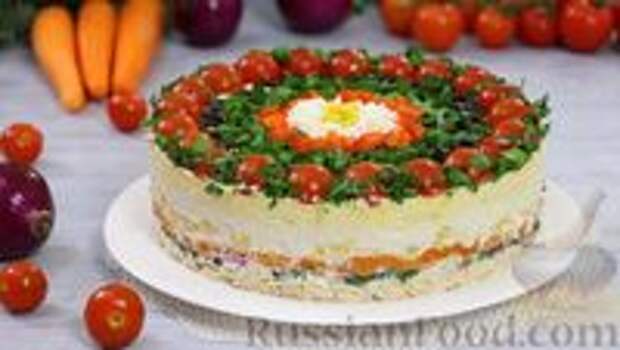 Фото к рецепту: Слоёный салат "Застольный гость" с курицей и кукурузой
