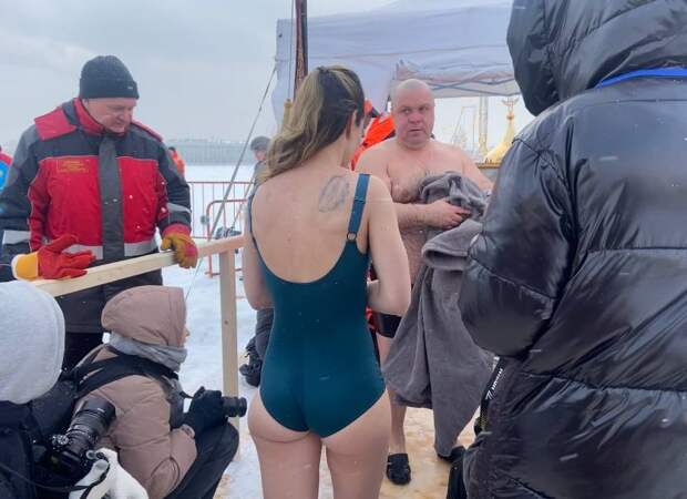 МЧС запретило петербуржцам купать детей в проруби на Крещение