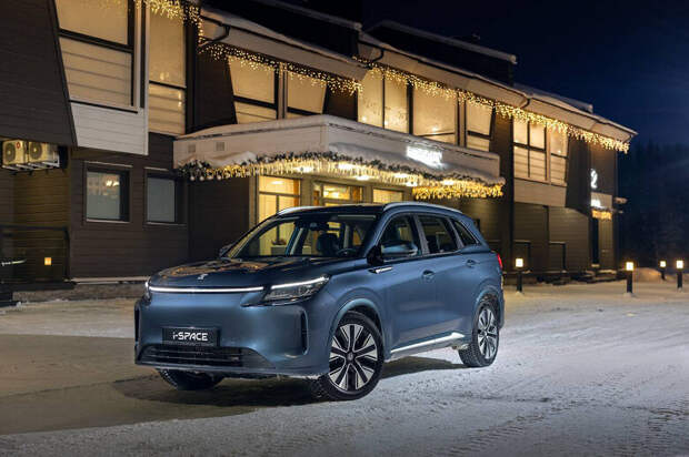 367 л.с., полный привод и 1000 км запаса: скидки на гибридный кроссовер Evolute i-Space достигают 1,2 млн рублей