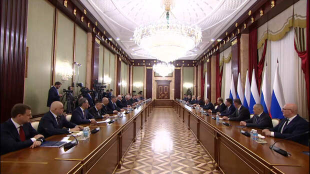 Путин поручил найти решение по поддержке многодетных семьей при росте их доходов