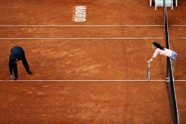 Агнешка Радваньска во время матча первого круга теннисного турнира в Мадриде с Доминикой Цибулковой