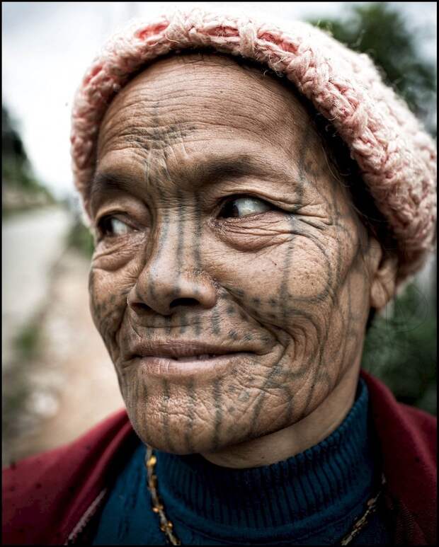 Зачем женщинам Бирмы наносили на лицо татуировки