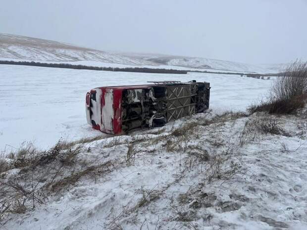 Автобус с вахтовиками опрокинулся на подъезде к Шилке