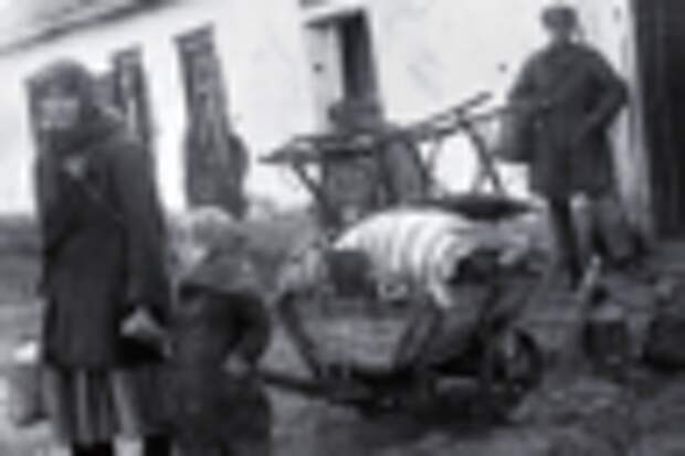 Раскулаченная семья возле своего дома, с. Удачное, Донецкая область, 1930-е годы