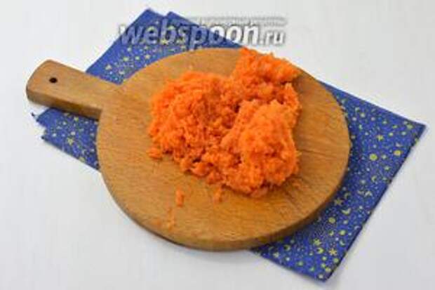 200 г моркови запечь в духовке или отварить до готовности, очистить и натереть на мелкой тёрке.