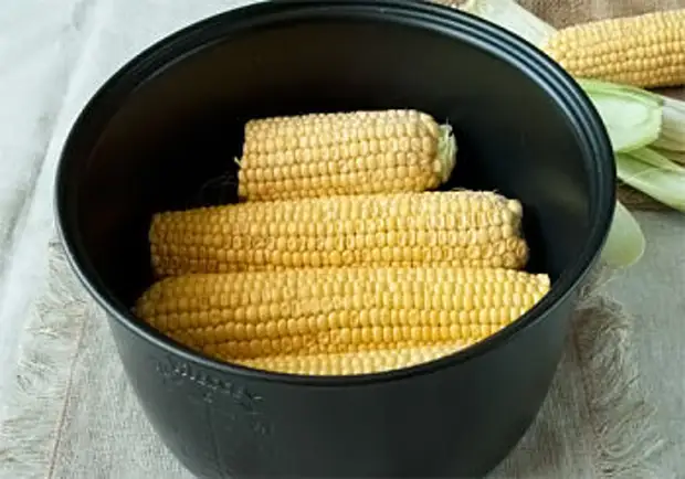 Кукуруза в кастрюле. Вареная кукуруза. Как сварить кукурузу на пару. Как варить кукурузу в початках в кастрюле. Кукуруза на пару в мультиварке.