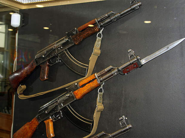 АК-47 - автомат Калашникова калибр 7,62-мм АК-47 - автомат Калашникова калибр 7,62-мм