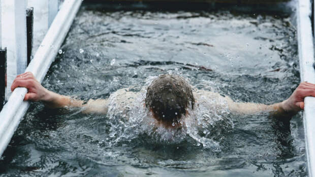 Спазм сосудов и риск смерти. Врач о том, чем опасно нырять в прорубь в крещенские морозы