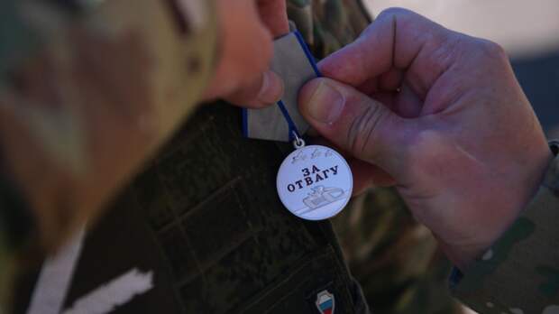 Россиянам объяснили, за какие ордена и медали положены выплаты