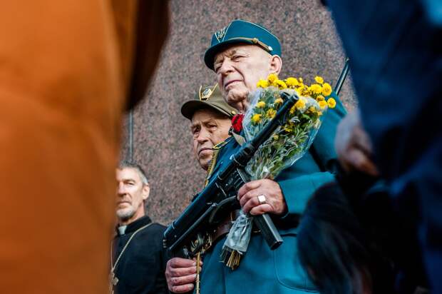Украинских школьников призвали учиться «воинской доблести» у эсэсовцев Украинских школьников призвали учиться «воинской доблести» у эсэсовцев