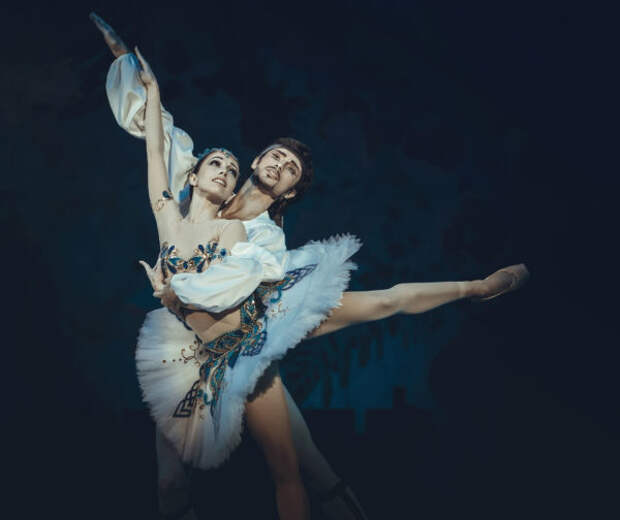 Екатерина Кухар и Александр Стоянов на сцене