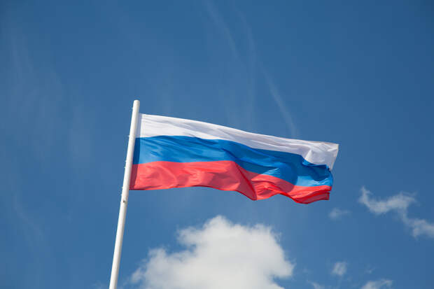 В Госдуме предложили устанавливать флаг России во всех госучреждениях