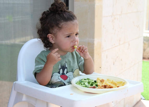 Психологи объяснили, почему нельзя заставлять детей есть, если они не хотят