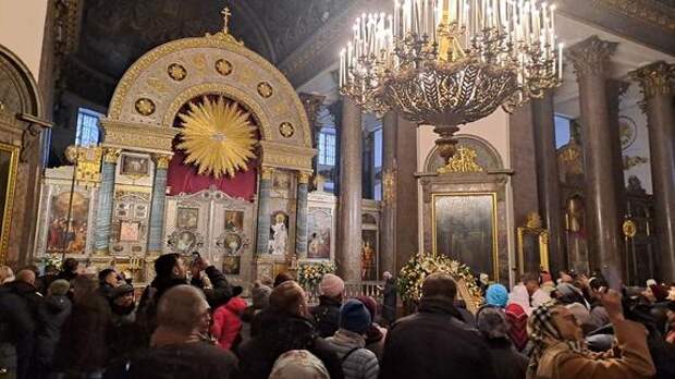 В Казанском соборе Петербурга началась Божественная литургия
